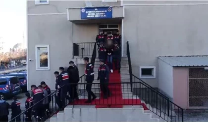 Taksiciyi yaralayıp parasını gasbeden 6 şüpheli tutuklandı