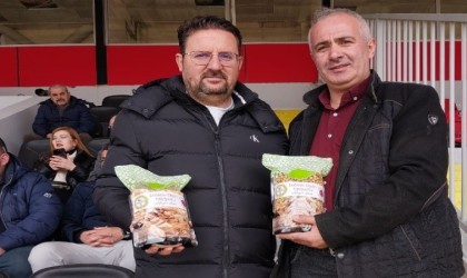 Tavşanlıya gelen takımlara leblebi ikramı