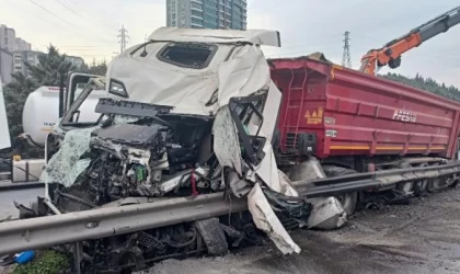 TEM’de TIR bariyerlere çarptı: 2 yaralı