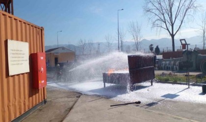 Tersane personellerine yangın eğitimi