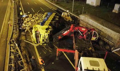 Tır ile kamyon çarpıştı, otoyol trafiğe kapandı