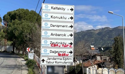 Trafik ve yönlendirme levhaları aşıkların karalama tahtası oldu