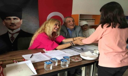 Tuğba Özay babasının adına düzenlenen şiir yarışmasına katıldı