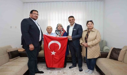 Türkiyenin ilk astronotu Alper Gezeravcının ailesine Türk bayrağı hediye edildi