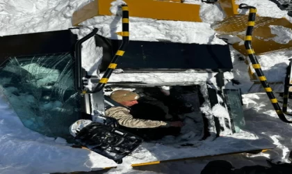 Üzerine çığ düşen iş makinesinin operatörü yaralandı