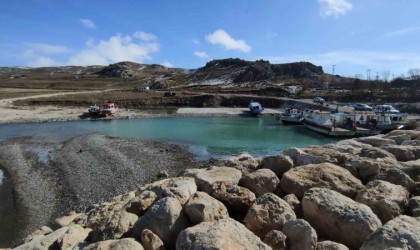 Vanda balıkçı tekneleri limanda mahsur kaldı