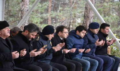 Vanda çığ altında kalan Tosyalı şehit Ufuk Deniz kabri başında anıldı