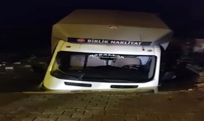 Yağışlı havanın etkisiyle çöken yola kamyonet düştü