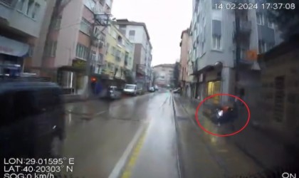 Yağmurda kayan ve caddeye fırlayan başıboş motosiklet faciaya neden oluyordu..