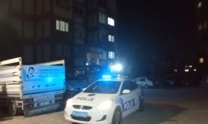 Yardım istediği polis memurunu tabancayla vurdu