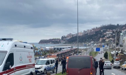 Yolun karşısına geçmek isteyen kadınlara araç çarptı