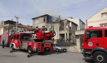 3 katlı ikametin çatı katı yandı: 1 kişi dumandan etkilendi