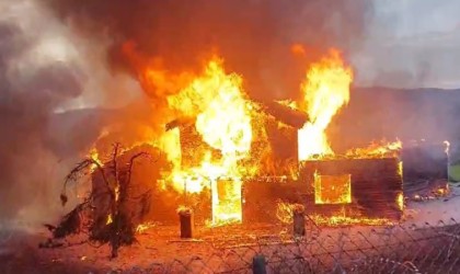 Ahşap ev alev topuna döndü