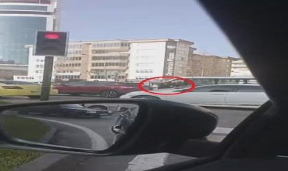 Akan trafiğe aldırış etmeden birbirlerine girdiler