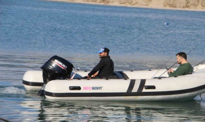 Amatör balıkçının yüzü oltasına takılan 8 buçuk kiloluk balıkla güldü