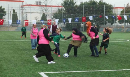 Anneler ve kızları futbol maçında karşı karşıya