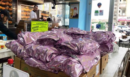 ‘Askıda tavuk ile ailelere iftarlık hazırlıyor