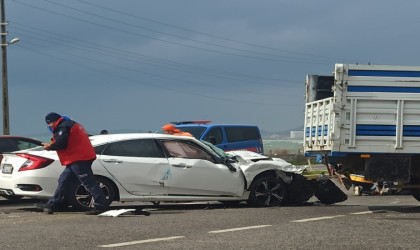 Ayvalıkta U dönüşü yapılan kamyonetle otomobil çarpıştı