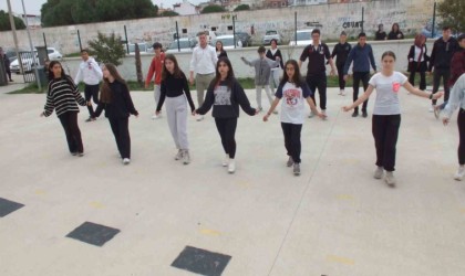 Balıkesirli gençler halk oyunları yarışmasına hazırlanıyorlar