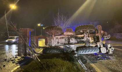 Bariyere çarpan iş makinesi refüje devrildi: 2 yaralı