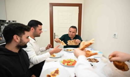 Başkan Böcek sahurunu öğrencilerle yaptı