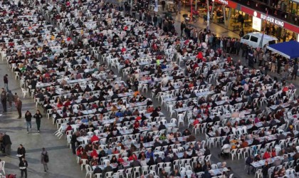 Başkan Çerçioğlu Atatürk Kent Meydanındaki iftarda vatandaşlarla bir araya geldi