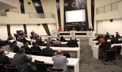 Başkan Çolakbayrakdardan meclis üyelerine plaket