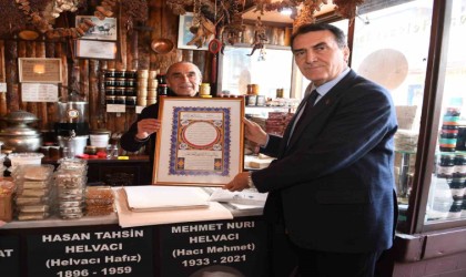 Başkan Dündara yenilediği çarşıda büyük ilgi