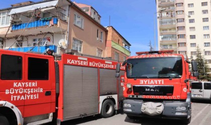 Binadaki malzemeler yandı, 1 kişi zehirlendi