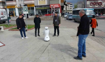 Bu robot seçmenlerin nabzını tutuyor