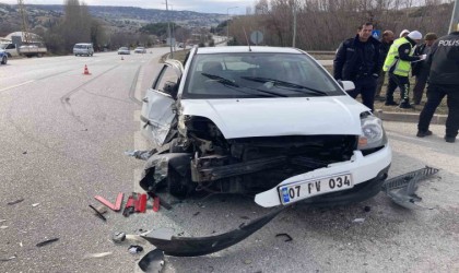 Burdurda traktör otomobille çarpıştı: 2 yaralı