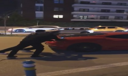 Bursada Ferrari yolda kaldı, gören bir daha baktı