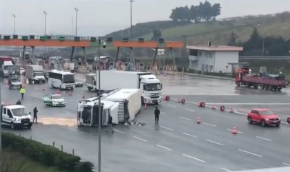 Bursada sürücüsünün kontrolünden çıkan tır devrildi