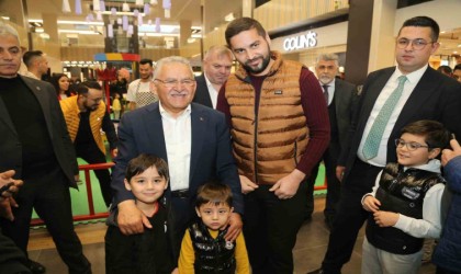 Büyükkılıç, Kumsmall AVMde esnaf ve vatandaşlarla buluştu