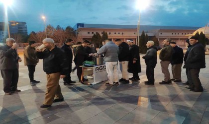 Cami çıkışında sıcak karşılama