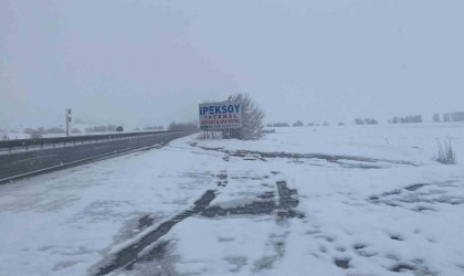 Çankırının yüksek kesimleri beyaza büründü: Kar sürücülere zor anlar yaşattı
