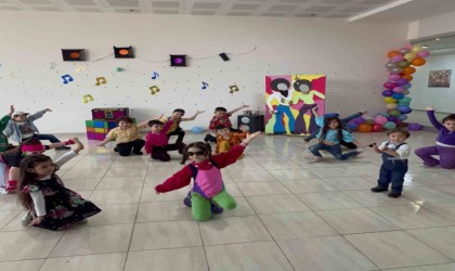 Çocuk üniversitesinden 90lar konsepti