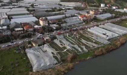 Demrede hortumun seraları yerle bir ettiği anlar kamerada