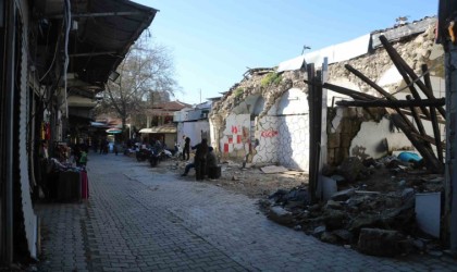 Depremin vurduğu tarihi çarşıda buruk Ramazan alışverişi