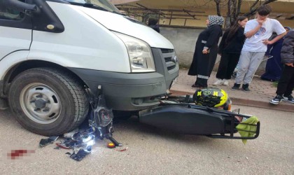 Ehliyetsiz motosiklet sürücüsü polisten kaçarken kaza yaptı: 2 yaralı