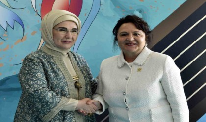 Emine Erdoğan, lider eşleriyle coğrafi işaretli ürünler ve dokuma el sanatları sergisini gezdi