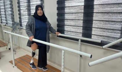 Enkazda eşini ve sağ bacağını kaybeden kadın protezine kavuştu