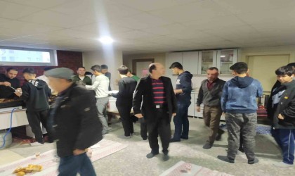Erkilette gençler iftarda bir arada