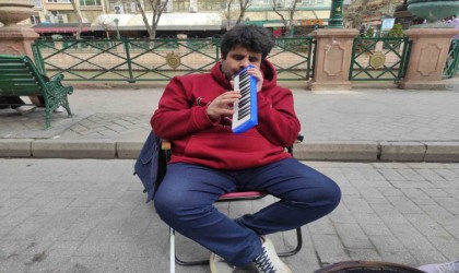 Eşini kaybeden engelli müzisyen tüm zorluklara rağmen sanatını icra ediyor