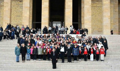 Eskişehirli öğretmen, öğrenci ve velilerden Anıtkabire ziyaret
