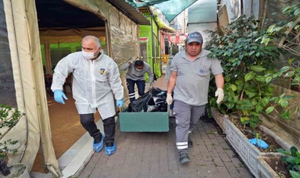 Evsiz adam iş merkezi önündeki kaldırımda ölü bulundu