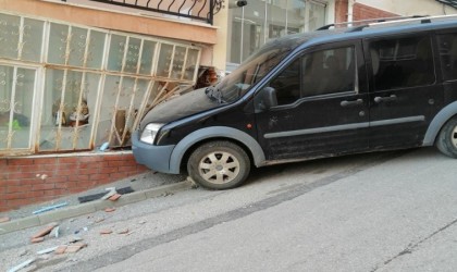 Freni boşalan araç evin balkon camına çarparak durabildi