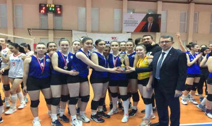 Genç KızlarVoleybol Şampiyonasında kupalar sahibini buldu