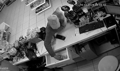 Güpegündüz girdiği marketten avuç dolusu parayı alıp kayıplara karıştı