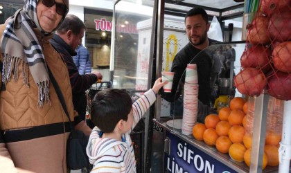Havalar ısınırken vatandaşların tercihi nar ve portakal suyu oluyor